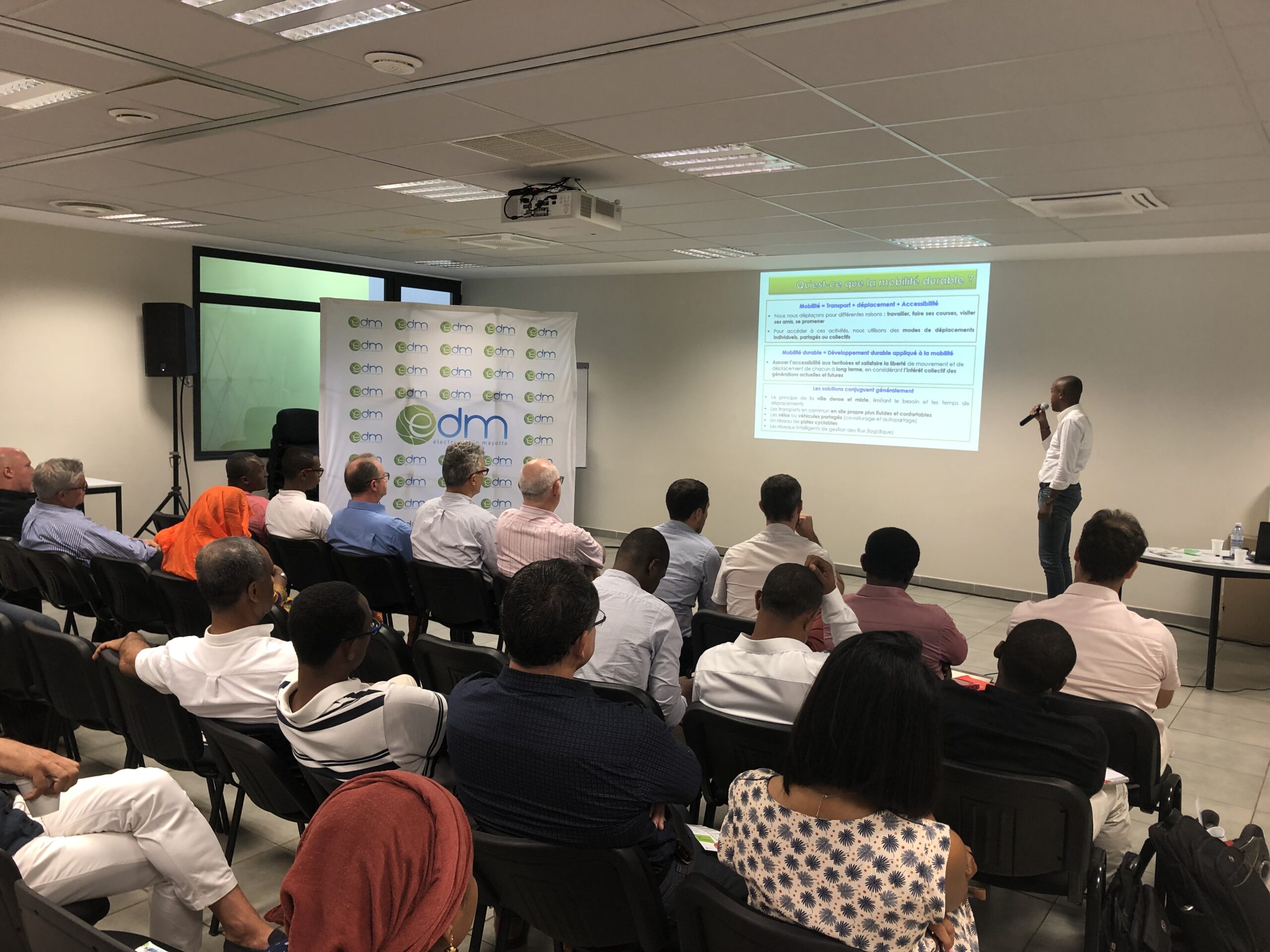 Le réseau électrique de Mayotte va accueillir les premiers véhicules électriques de l’île