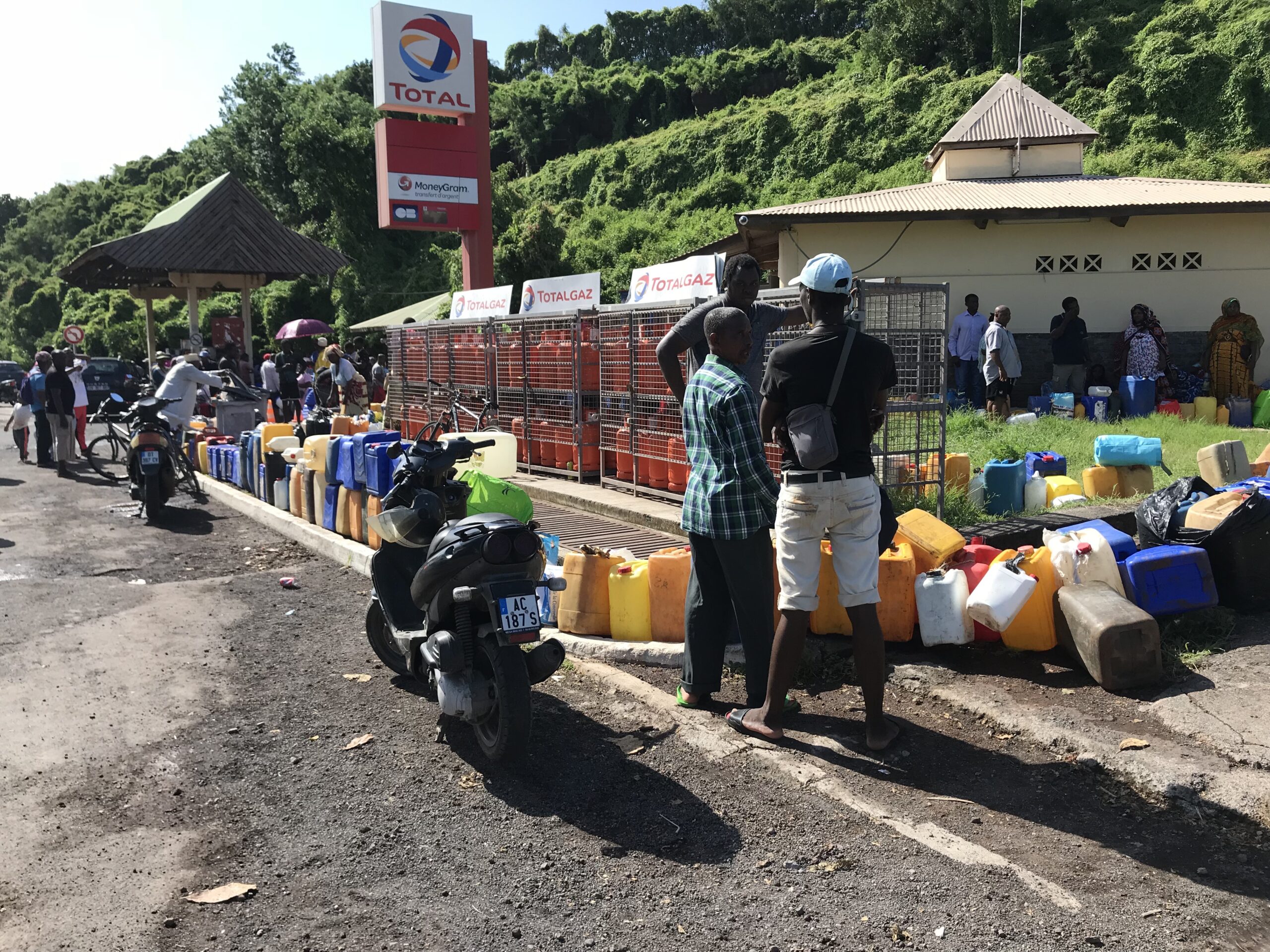 Une file impressionnante de bidons à la station Total de petite-terre