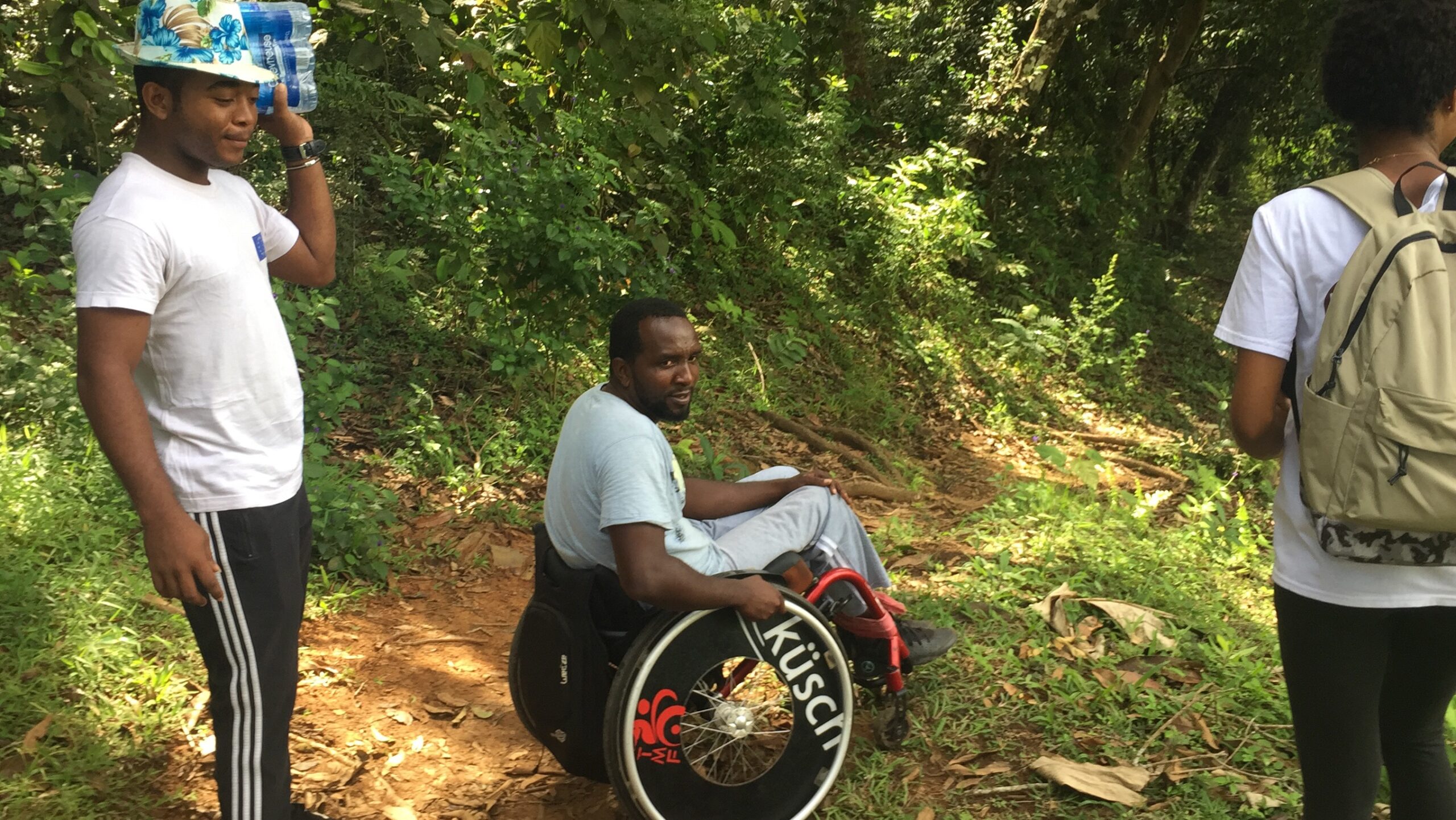 Docteur Léo au sommet du Mont Choungui : sensibiliser à l’handicap par la performance