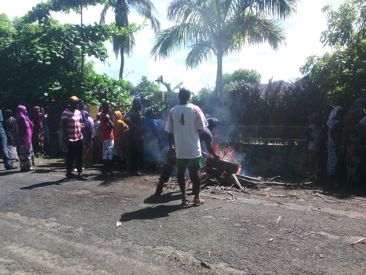 Barrage à Moinatrindri pour demander la fermeture d’un bar