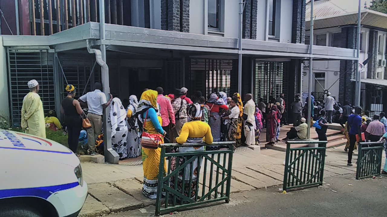 La tension monte aux abords de la préfecture