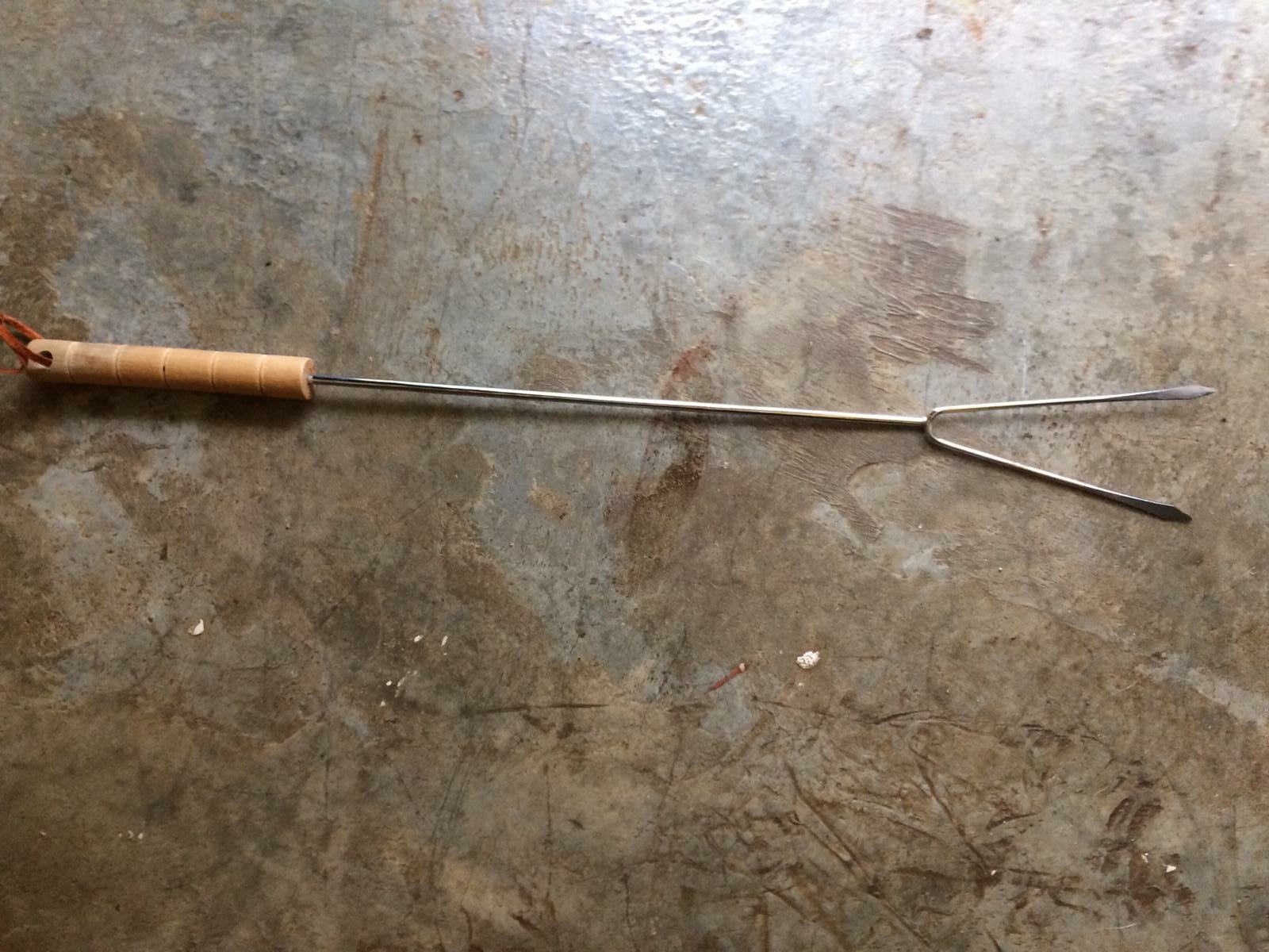 Un homme agresse deux policiers à l’aide d’un pique à brochettes