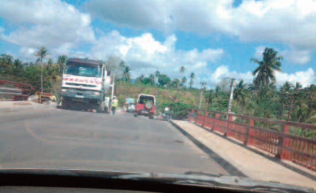 Tsoundzou : le pont est bloqué par des jeunes
