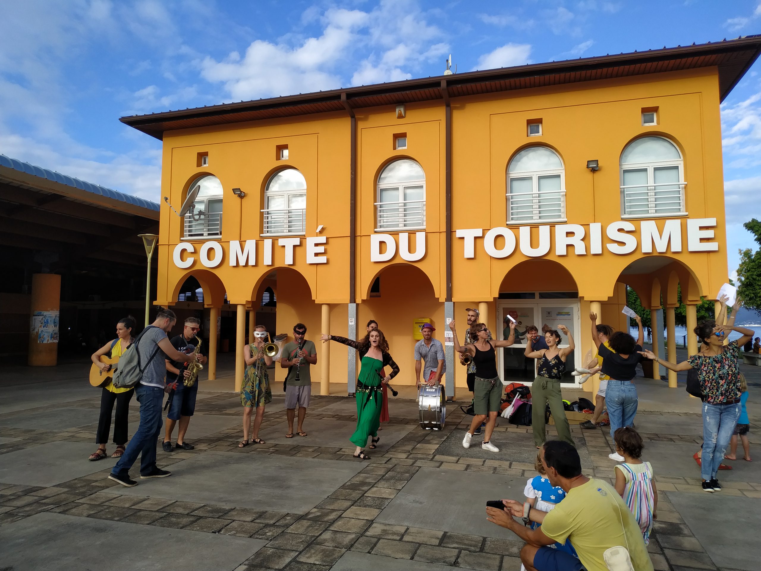 Flash mob pour la culture sur la place de la République, à Mamoudzou (vidéo)