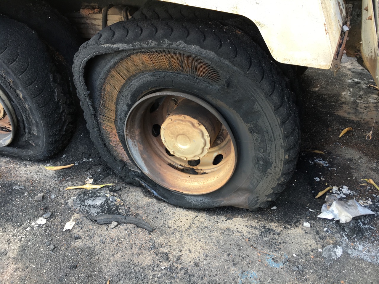 Le camion bloqué devant la Colas a pris feu