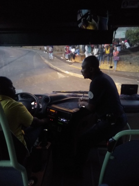 Des policiers dans les bus scolaires (photos)