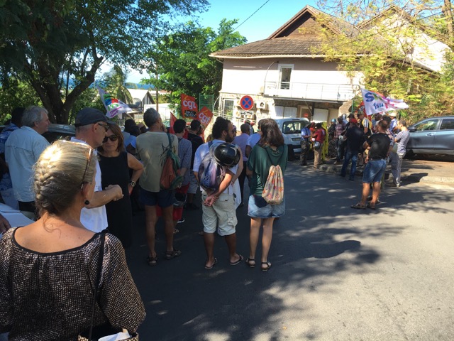 Le rond point de la barge bloqué par les manifestations du corps enseignant