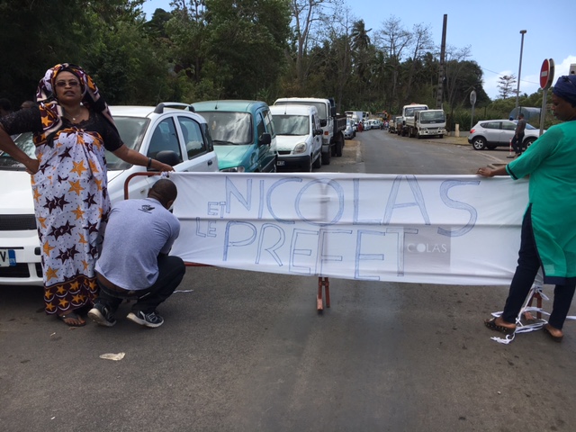 Levée provisoire du barrage à Passamainty