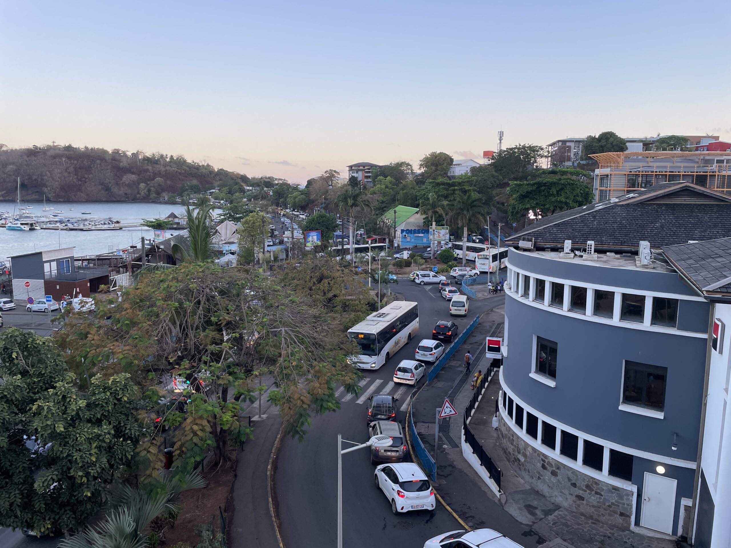 Photo d’un vendredi soir en plein centre ville de Mamoudzou