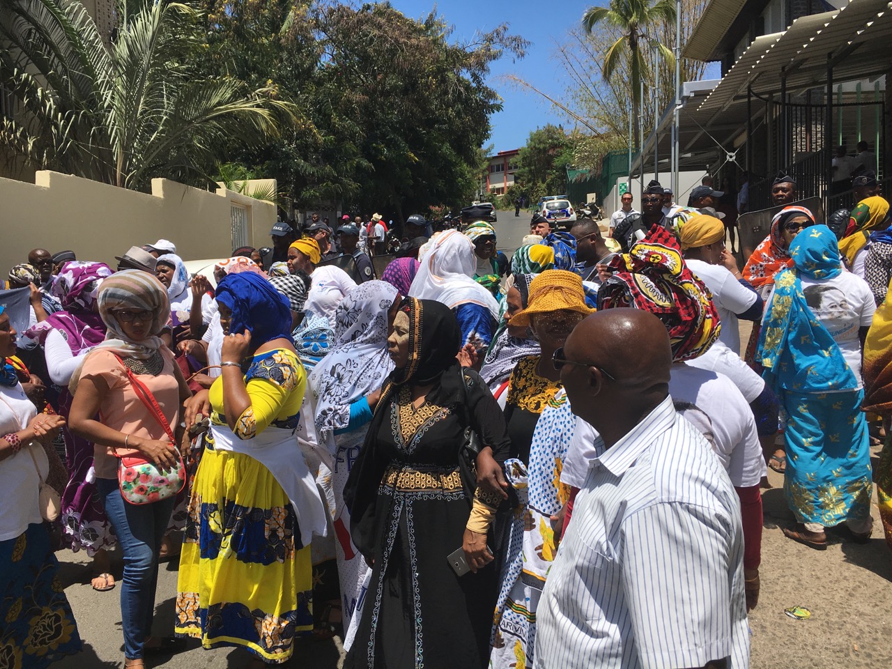 Policiers et membres du collectif de Mayotte se font face