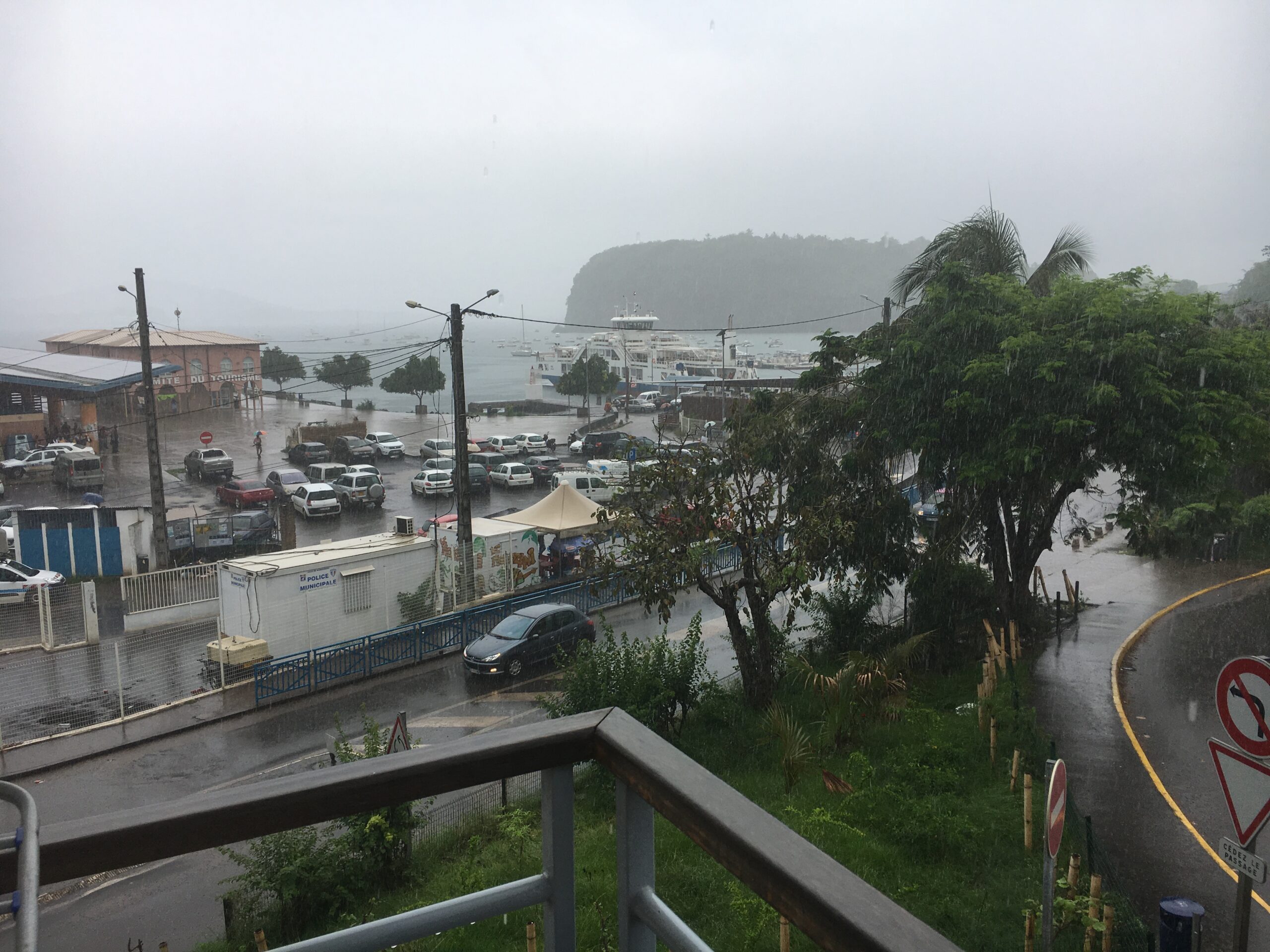 La zone suspecte 90 S se rapproche et annonce de fortes pluies généralisées