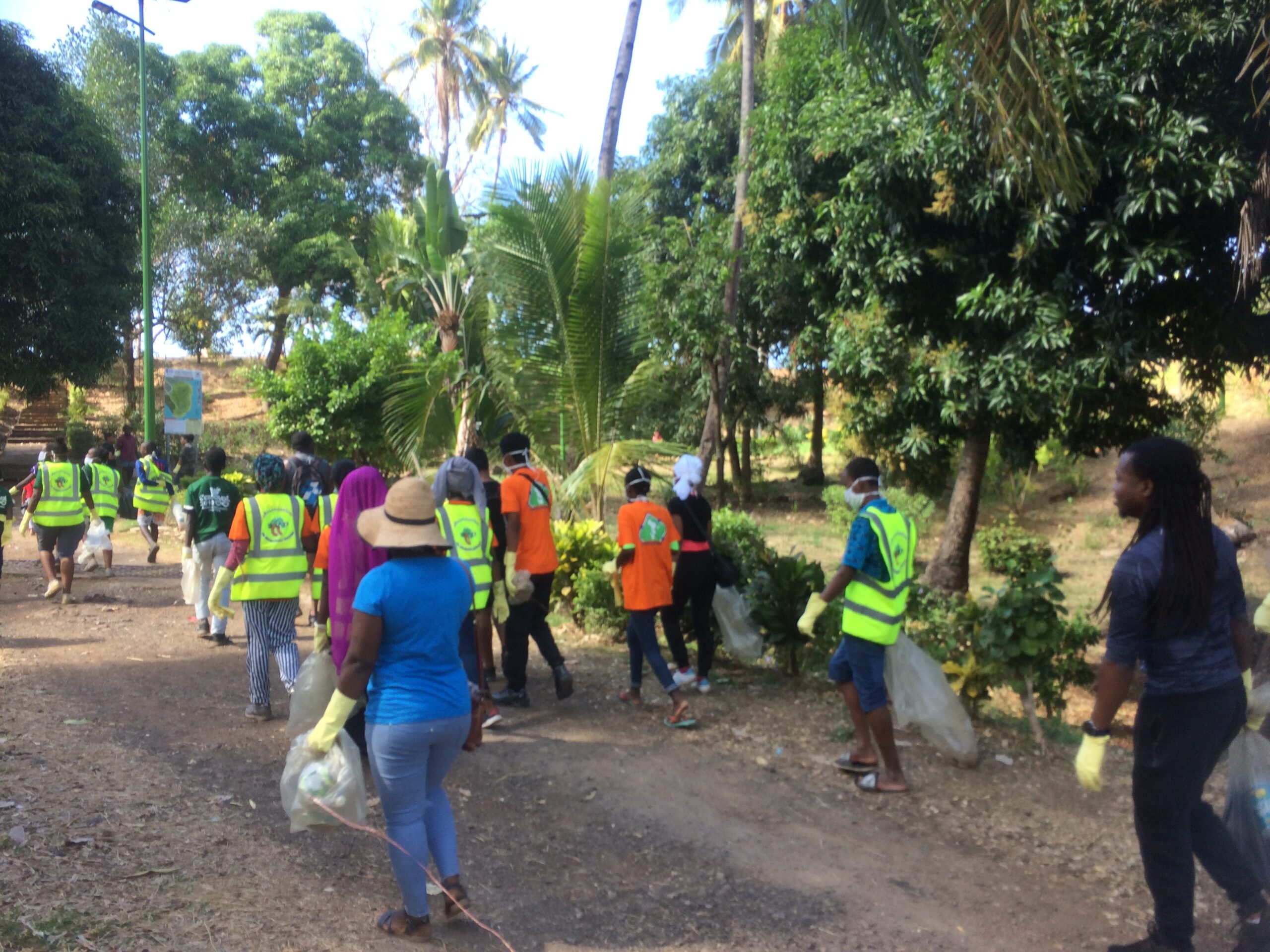 Près de 70 bénévoles étaient réunis ce matin pour nettoyer la pointe Mahabou