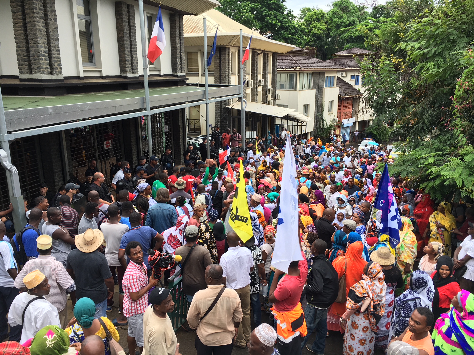 Grève générale : vives tensions et marseillaise devant le service immigration (photos)