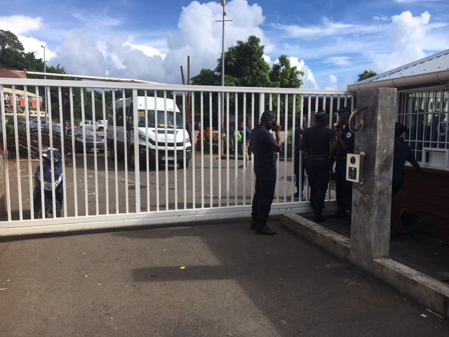 Un mini bus bloque l’accès à la barge