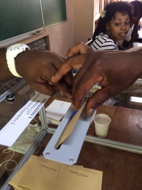 9h54 : 61 votants à Tsoundzou 1