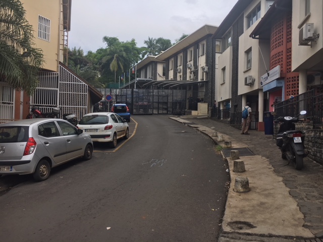 Le service immigration à la préfecture sous haute-protection