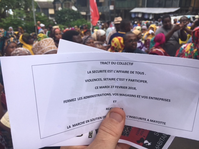 Les grévistes distribuent des tracts pour appeler à une opération île morte ce mardi 27 février