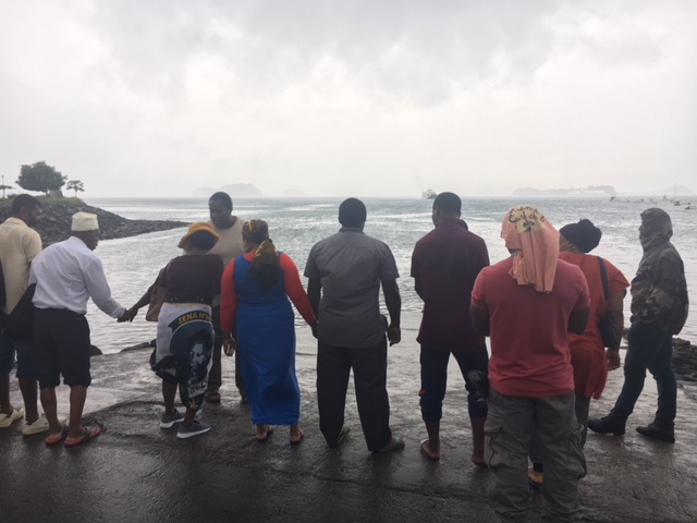Barge bloquée, amphidrôme sous haute-protection (photo)