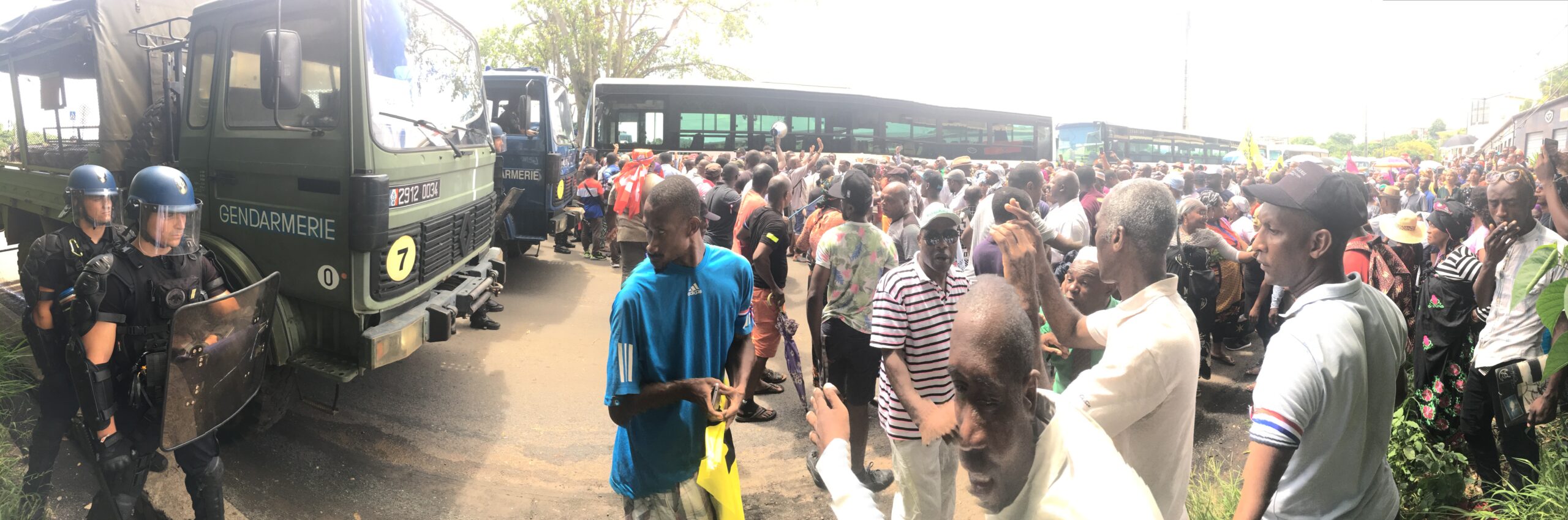 Élus et grévistes s’unissent et font face aux forces de l’ordre