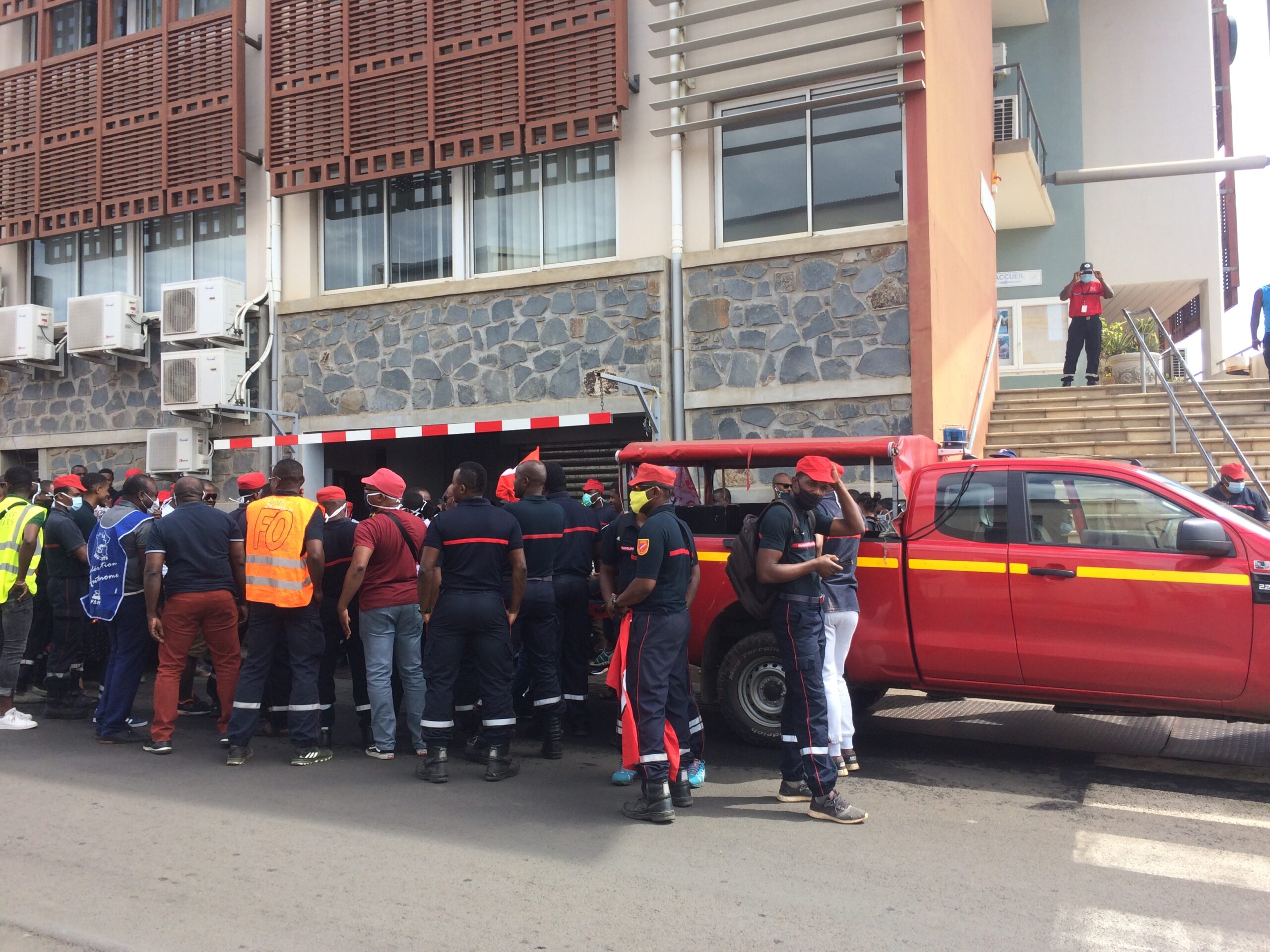 Les pompiers sont en pleine action coup de poing devant le Conseil Départemental