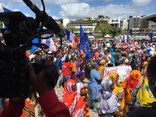 Des milliers de personnes dans la rue (photos)