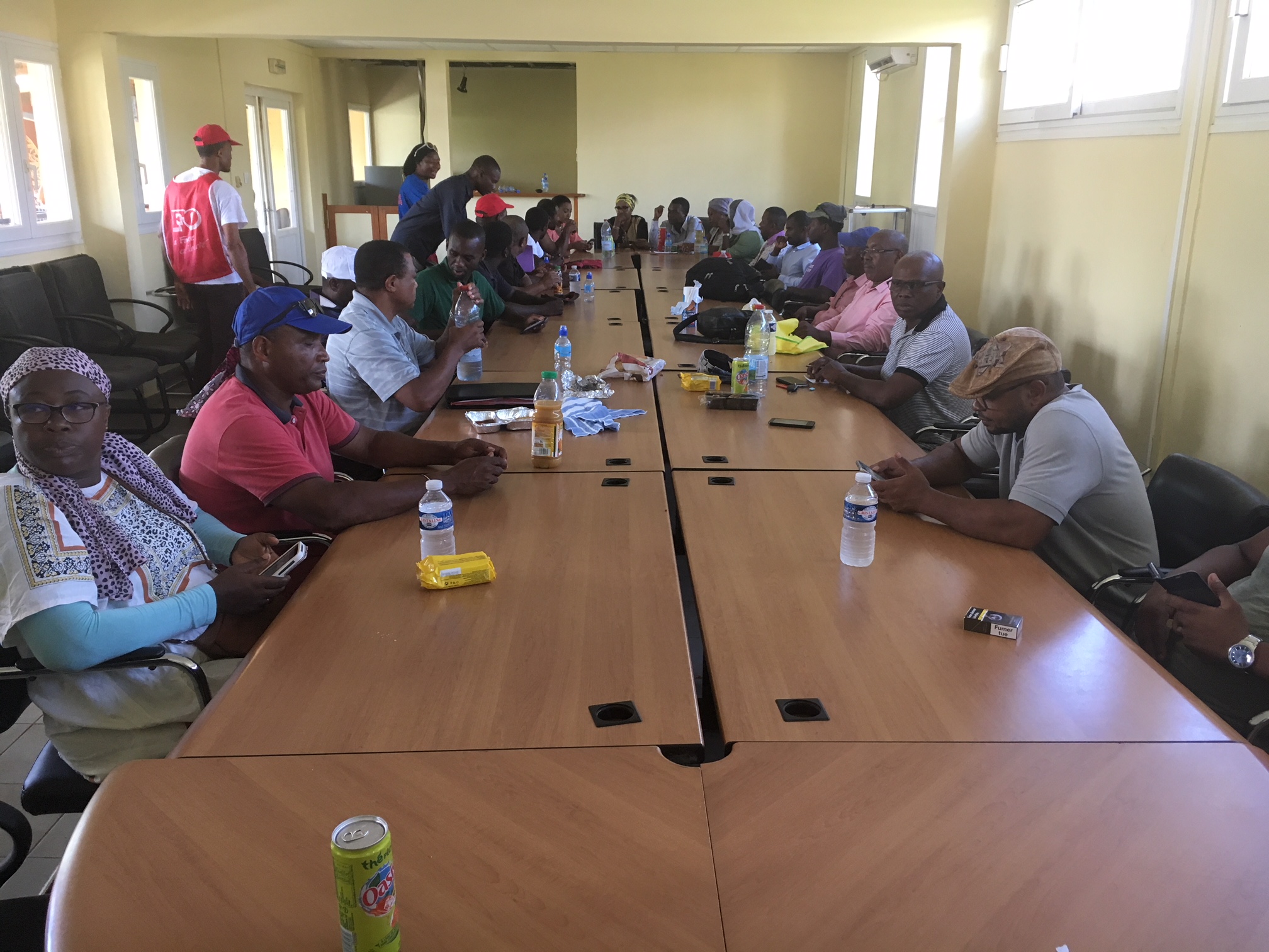 Une grande prière pour débuter la réunion (photo)