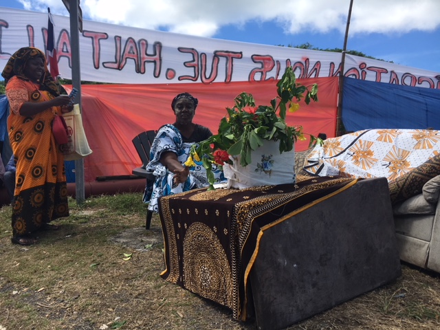 Un salon improvisé pour accueillir le préfet au barrage du four à chaux