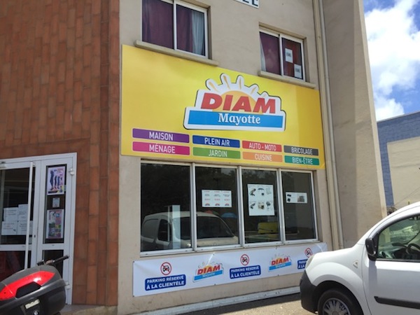 Vol de 30 armes factices