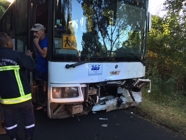Le bus scolaire est entré en collision avec un véhicule
