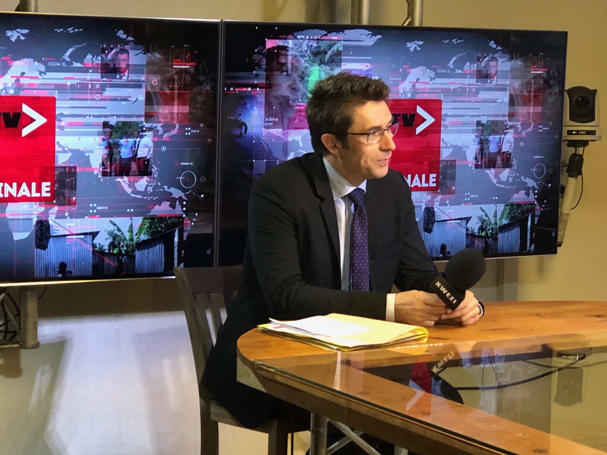 Gilles Halbout est actuellement sur le plateau de Kwezi TV