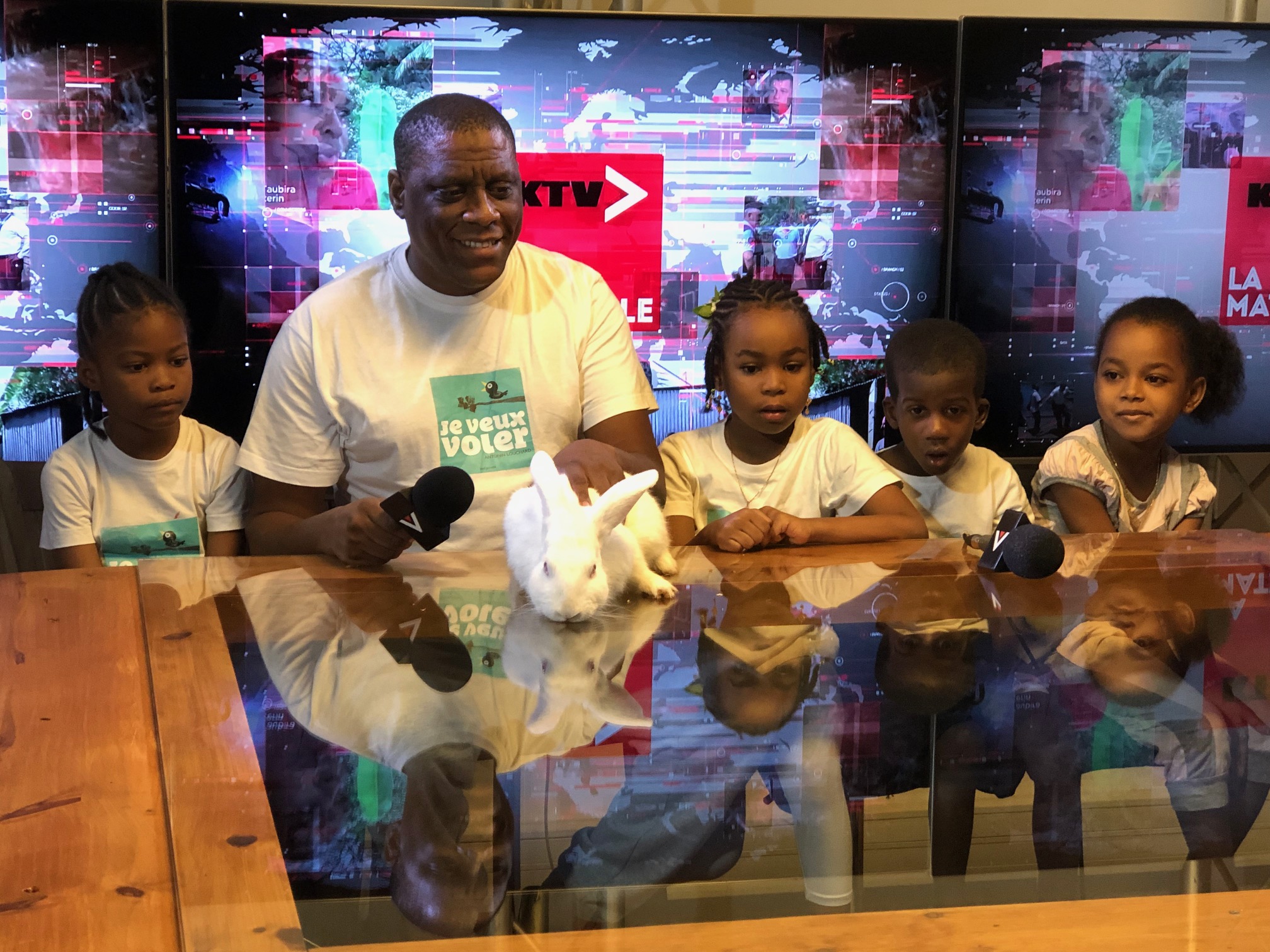 Ce matin, un lapin est sur le plateau de Kwezi avec Khaled