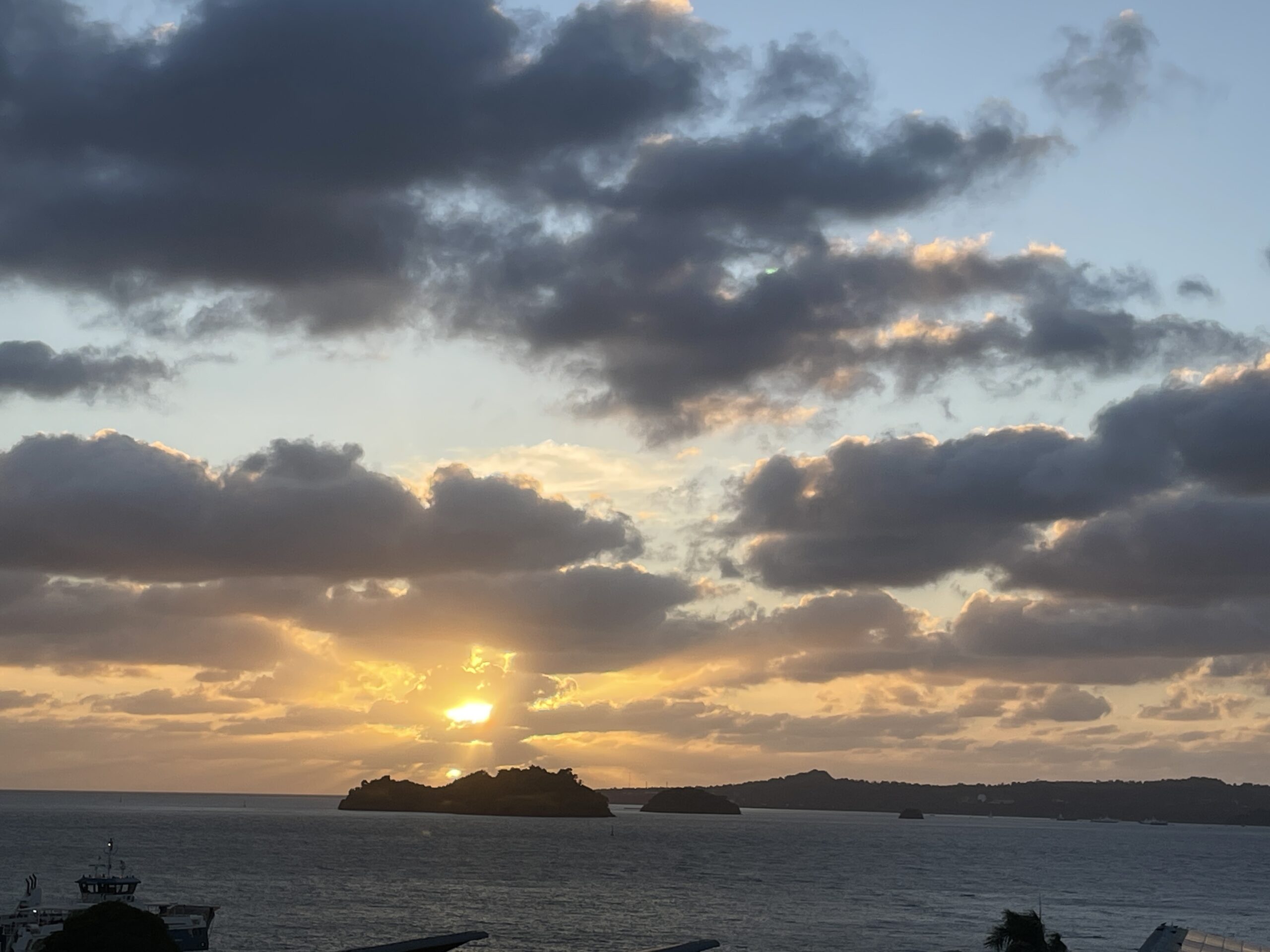Le soleil joue à cache cache avec les nuages