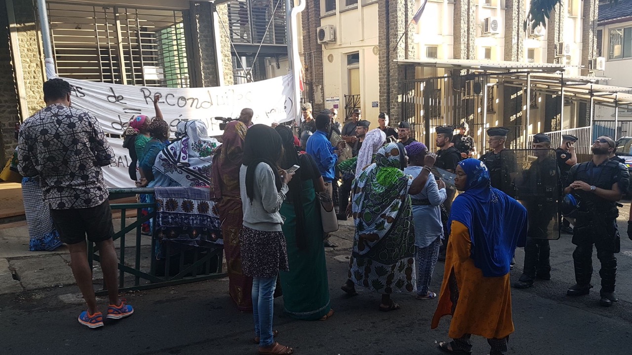 Nouvelle matinée tendue devant la préfecture