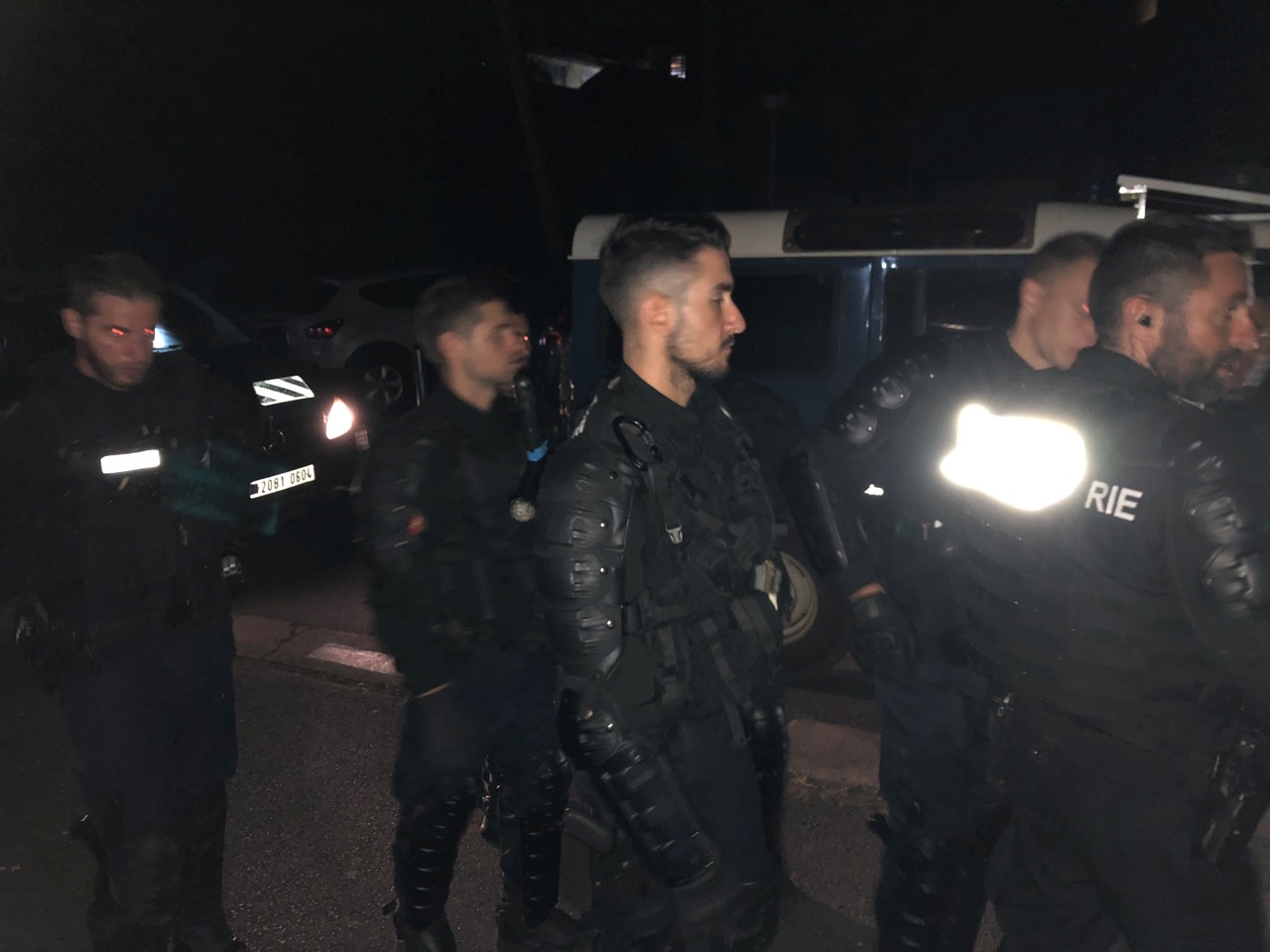 Les premières photos du délogement des bouénis devant le bureau des étrangers