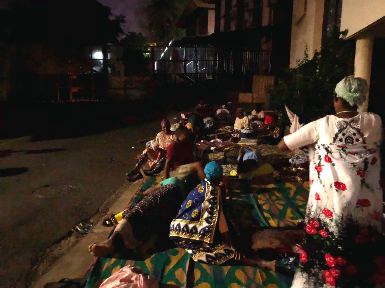 Les membres du collectif de Mayotte campent toujours aux abords de la préfecture