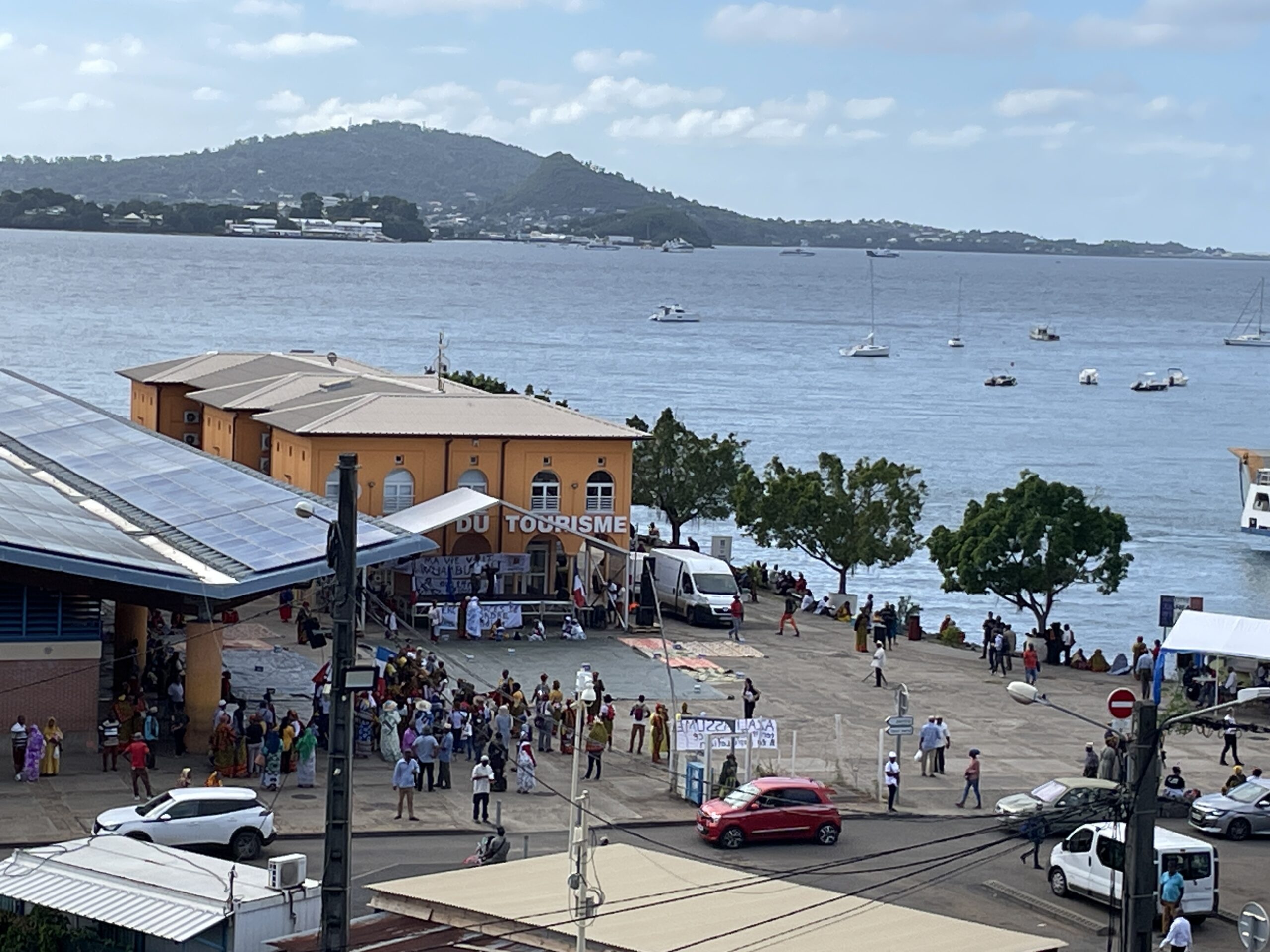 Le rassemblement des collectifs se prépare sur la place de la République (video)