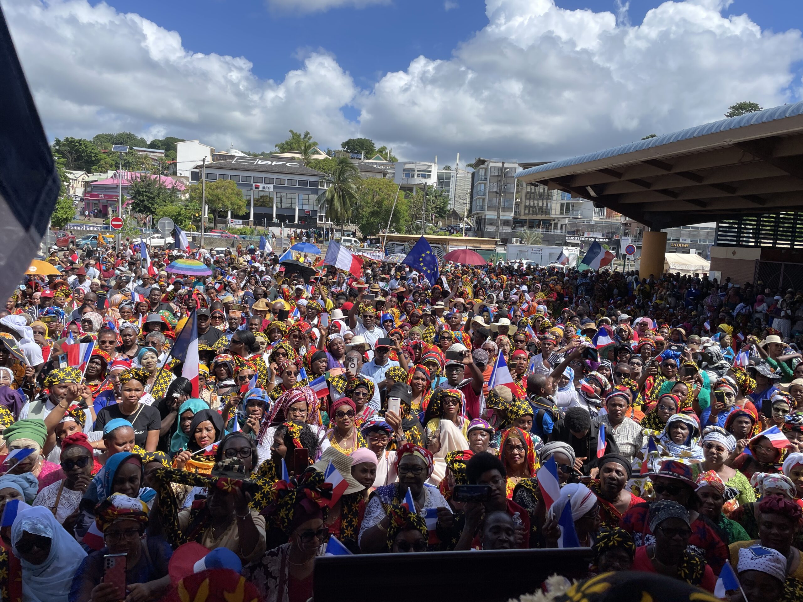 La réunion des collectifs est en cours avec des messages de soutien à Gérald Darmanin et Wuambushu