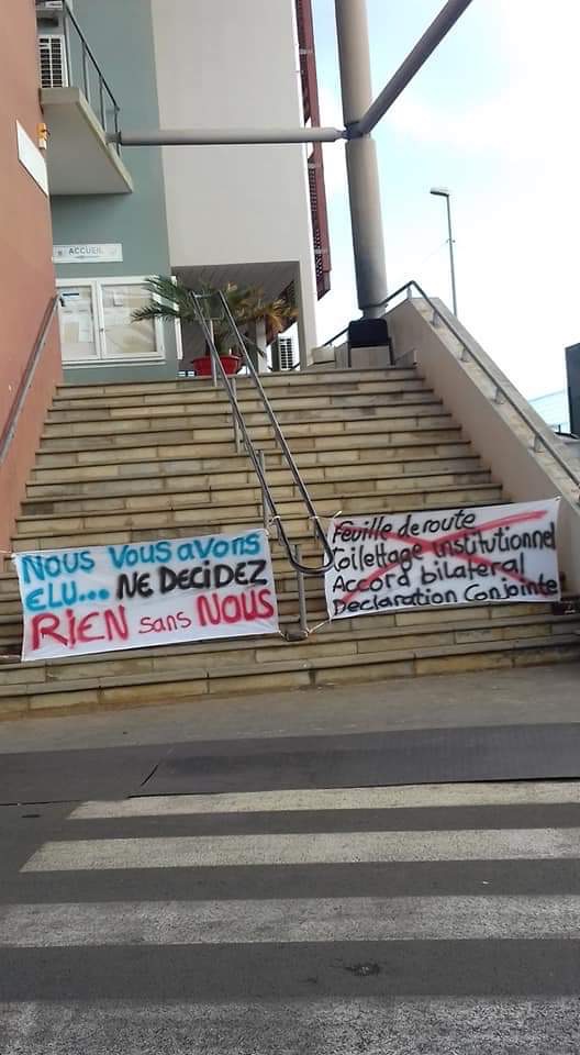 Les membres du collectif de Mayotte s’attaquent aux élus