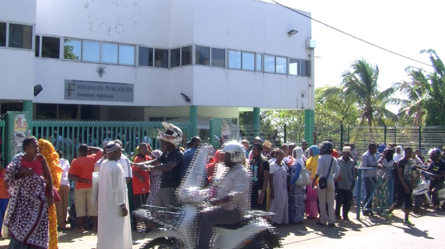 500 personnes devant les services fiscaux