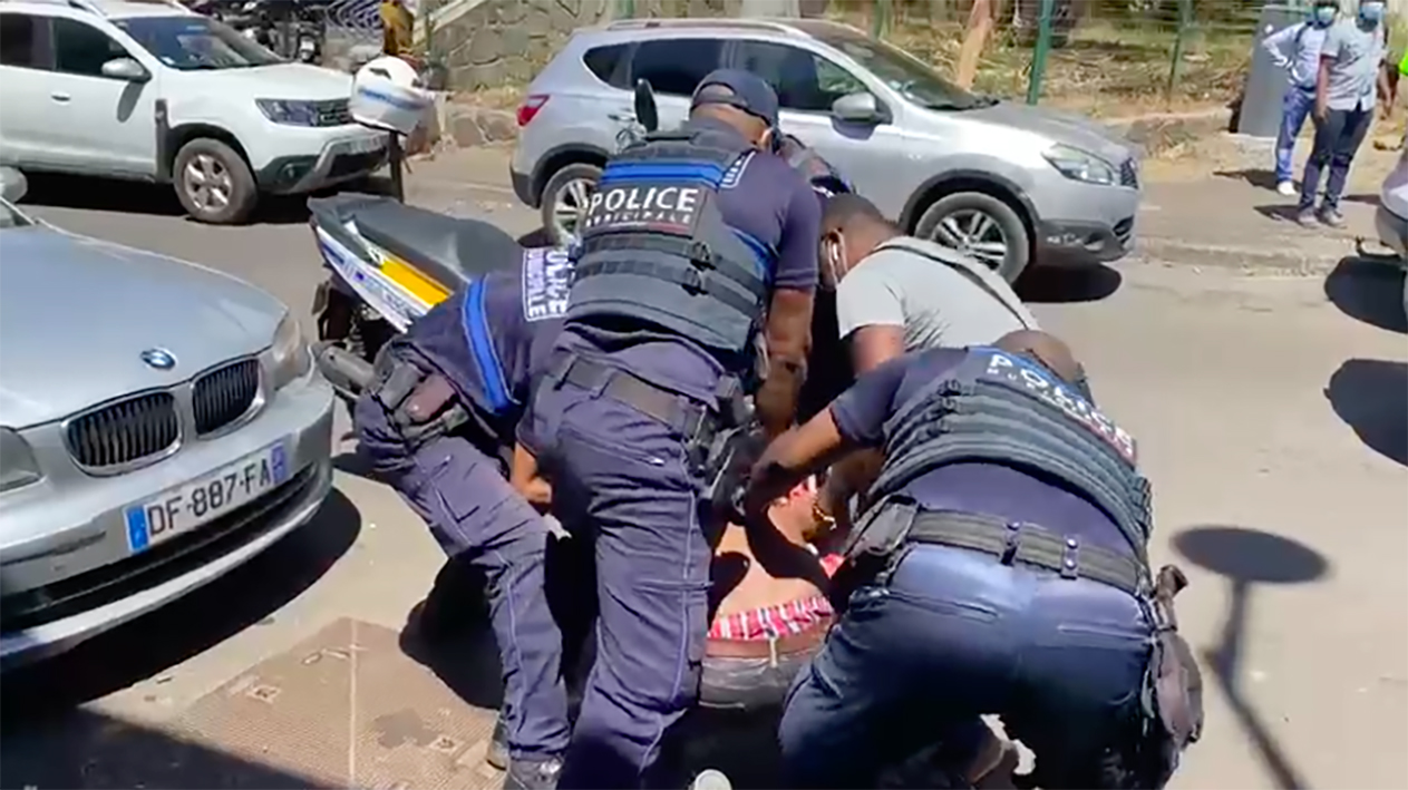 Interpellation musclée en hyper centre de Mamoudzou (Vidéo)