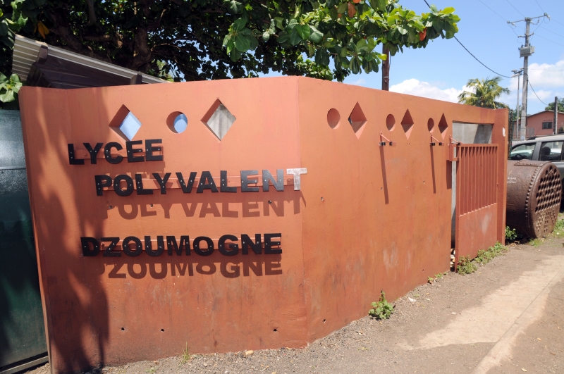 Dzoumogné : des jeunes caillassent les lycéens et les gendarmes