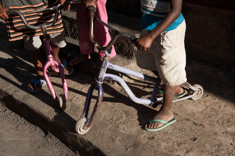 Pamandzi : un enfant de deux ans traverse la route et est percuté par une voiture