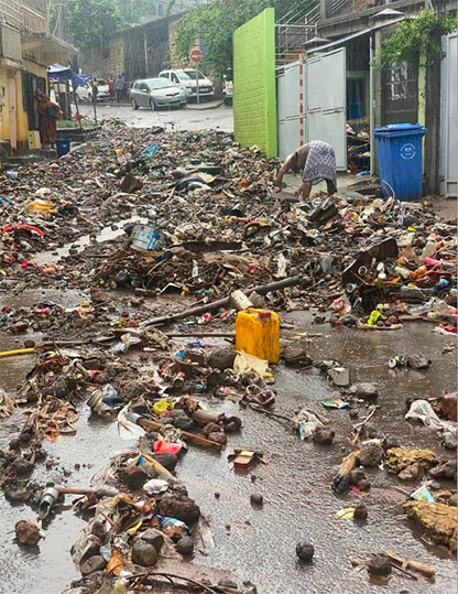 Après les fortes pluies, des torrents de déchets à Kawéni