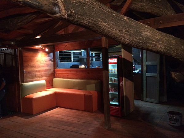 Le restaurant perché dans l’arbre a ouvert ses portes