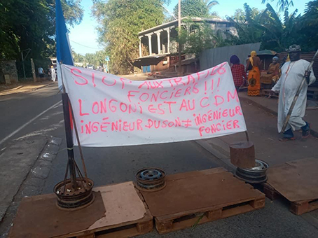 Route bloquée par les villageois au niveau de Longoni