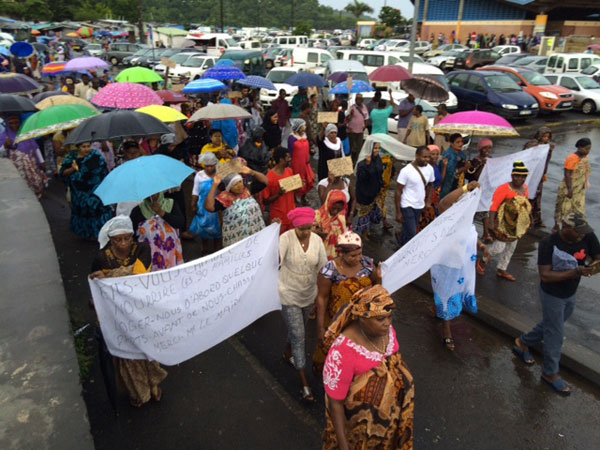 Les commerçantes du marché dans la rue (vidéo)