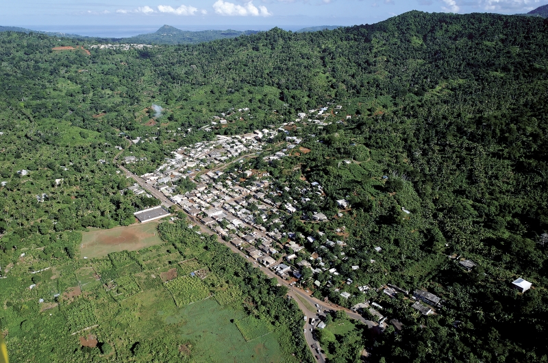 Ivre, il arrête des courses de voiture avec son véhicule et se prend des coups de couteau