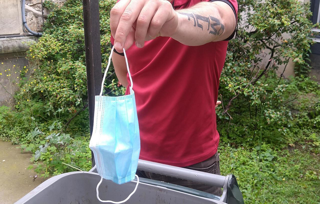 Les restrictions sanitaires s’allègent à La Réunion avec notamment des masques qui tombent enfin, même en intérieur