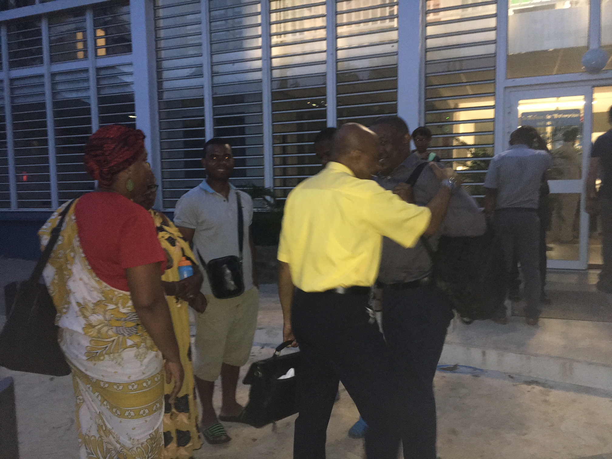 Les discussions entre grévistes et actionnaires de Mayco vont se poursuivre demain