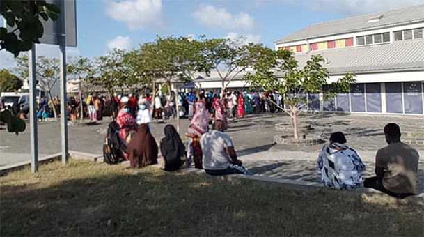 Des centaines de personnes se pressent au centre de test PCR pour se faire dépister